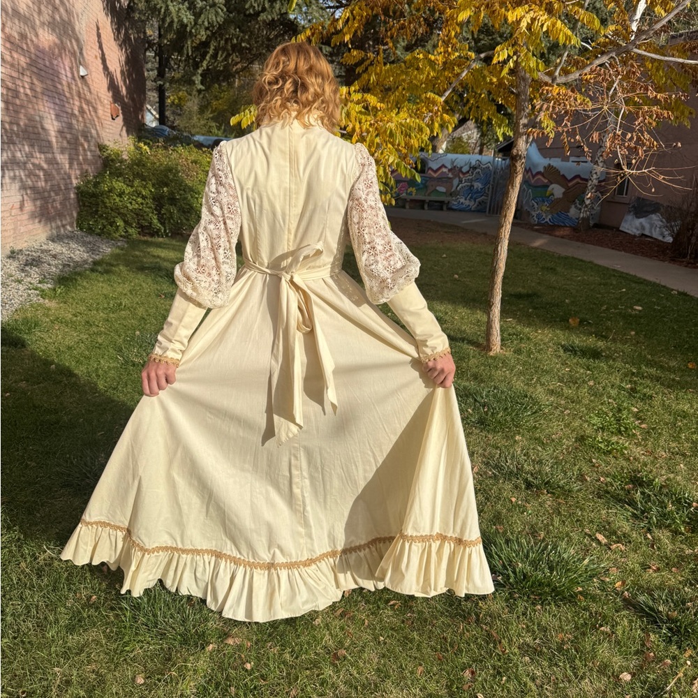 1960s Gunne Sax Ivory Lace Renaissance Prairie Maxi Dress Size 6 - Picture 5 of 13
